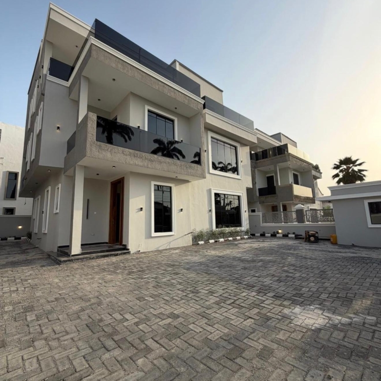 A detached 6 bedroom duplex with BQ and swimming pool